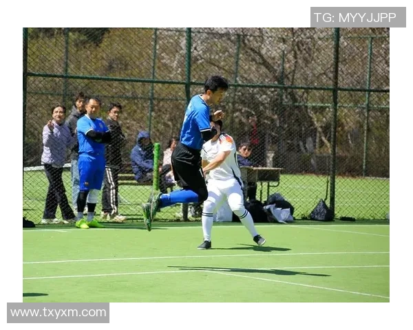 烈日战队迎战梅赫伦球队激情对决展现足球魅力与团队精神 烈日战队迎战梅赫伦球队激情对决展现足球魅力与团队精神